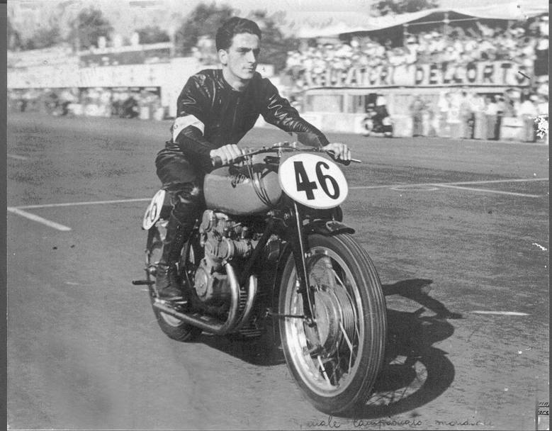  Umberto Masetti il 10 settembre 1950 a Monza conquista il titolo Mondiale della 500. Sulla sua Gilera spicca il numero 46, quello di Valentino Rossi 